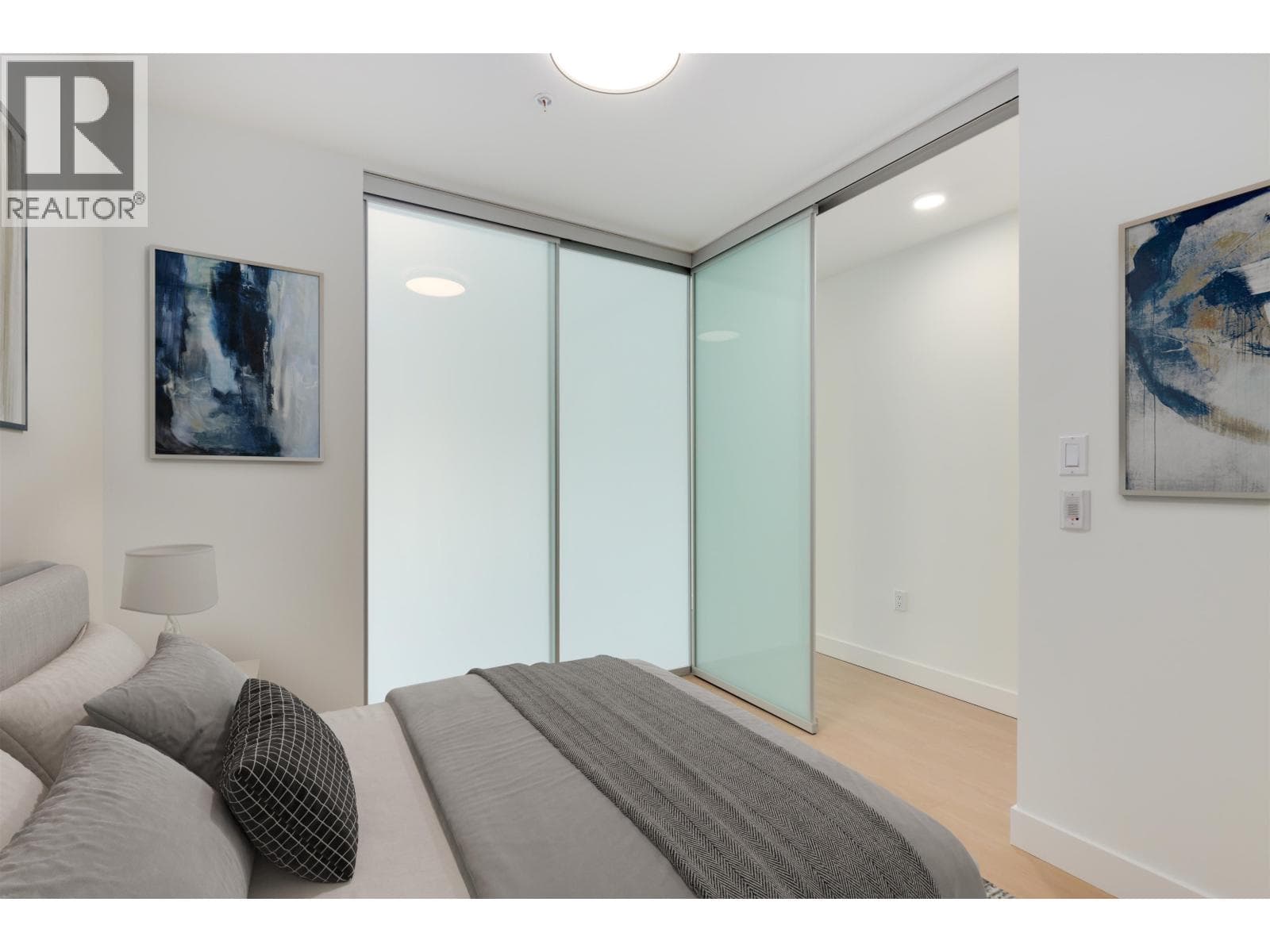 564 422 E 3RD STREET — photo 3