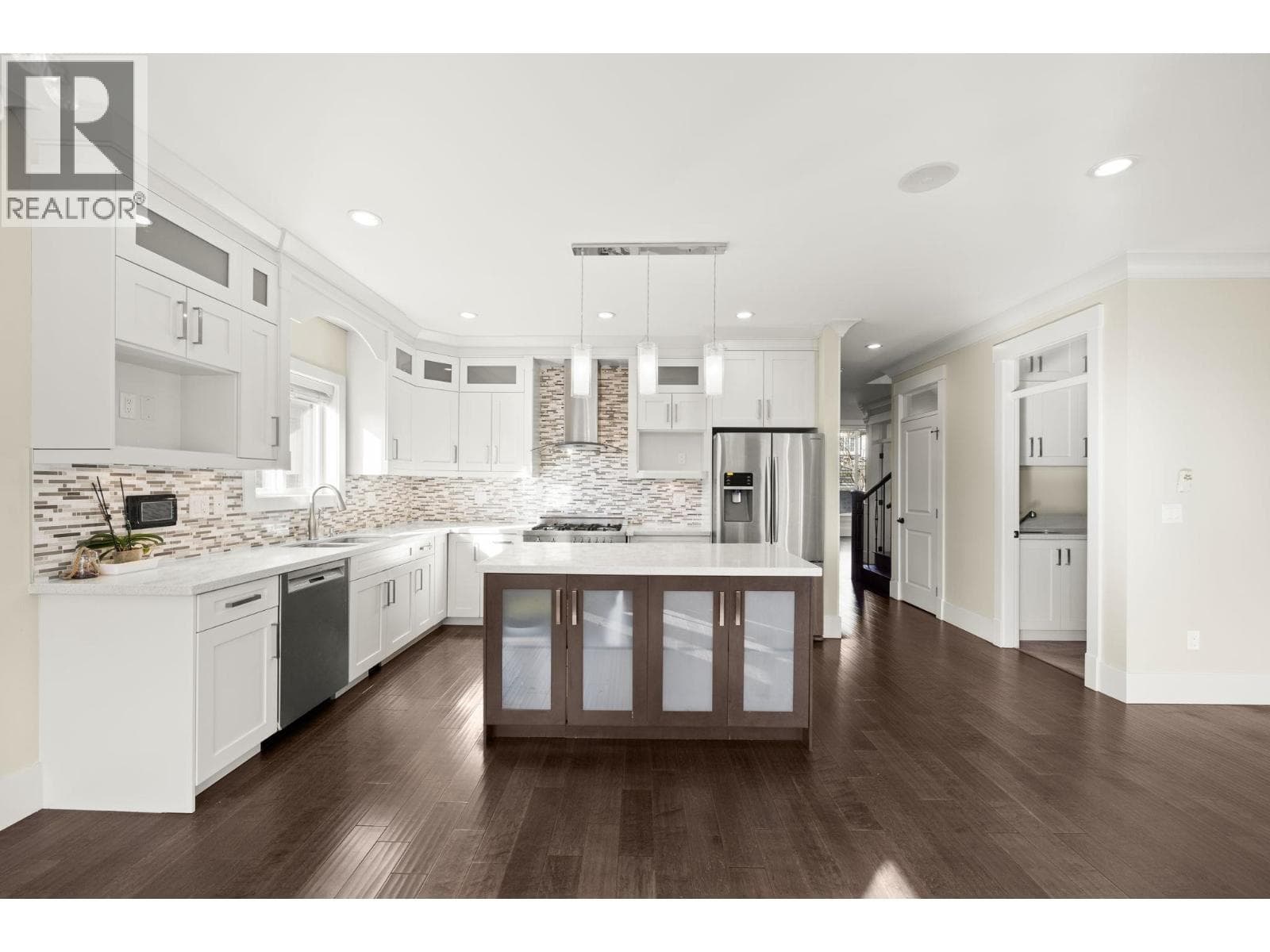 7028 BROADWAY — photo 2