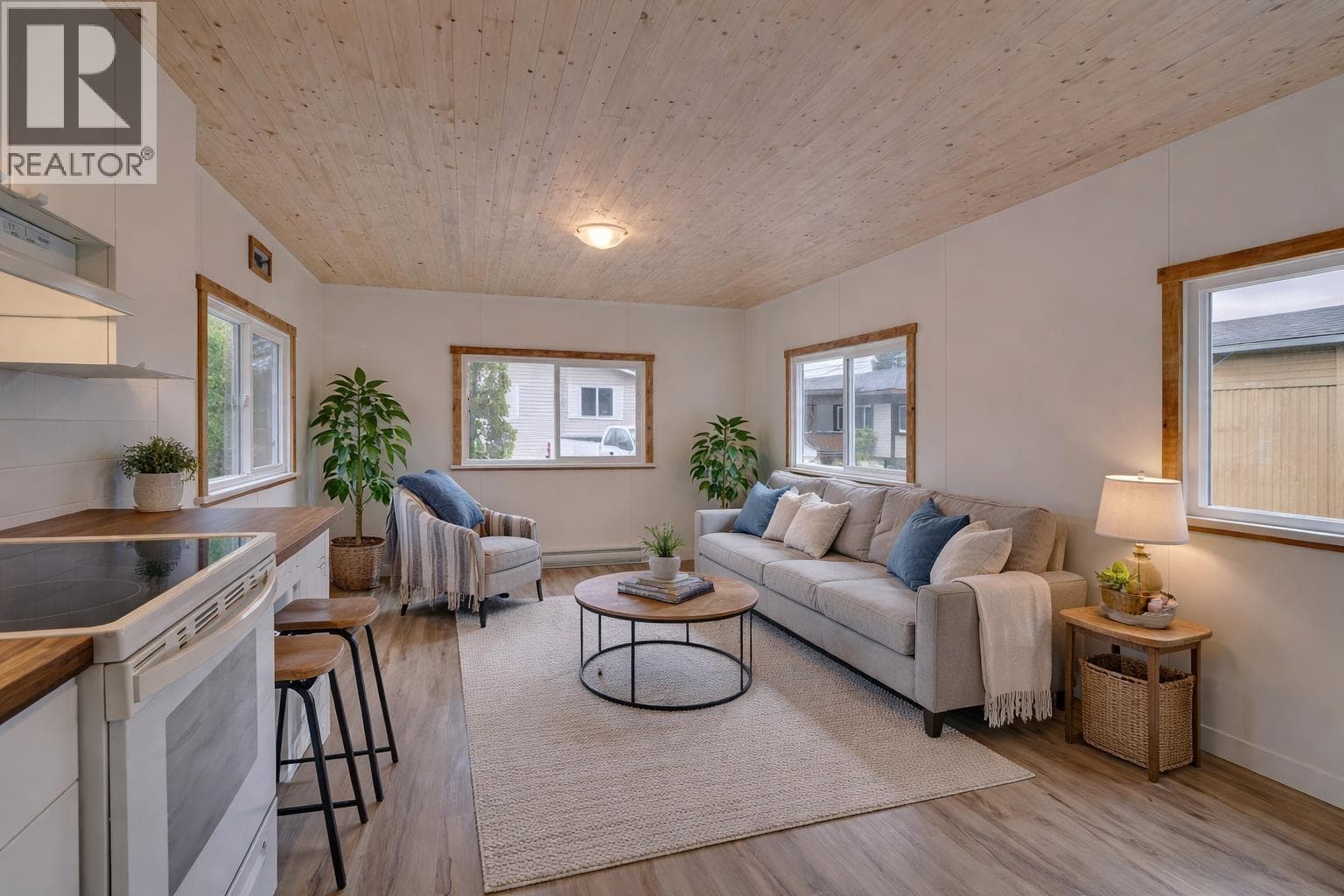 28 1413 SUNSHINE COAST HIGHWAY