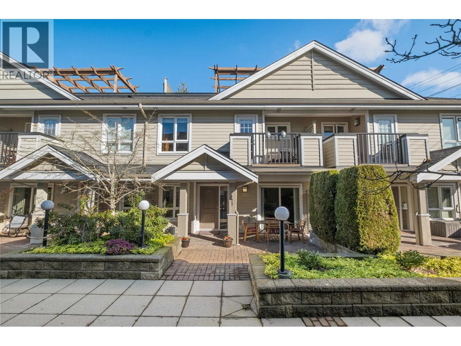 1127 ST. ANDREWS AVENUE — photo 2