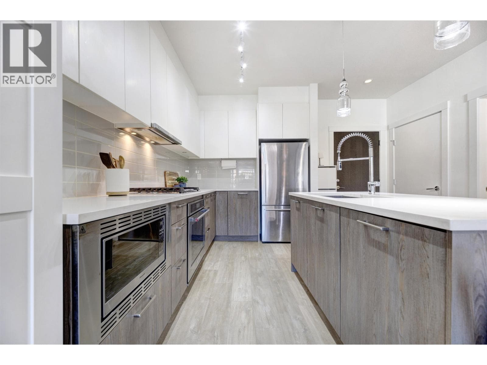 306 625 E 3RD STREET — photo 2