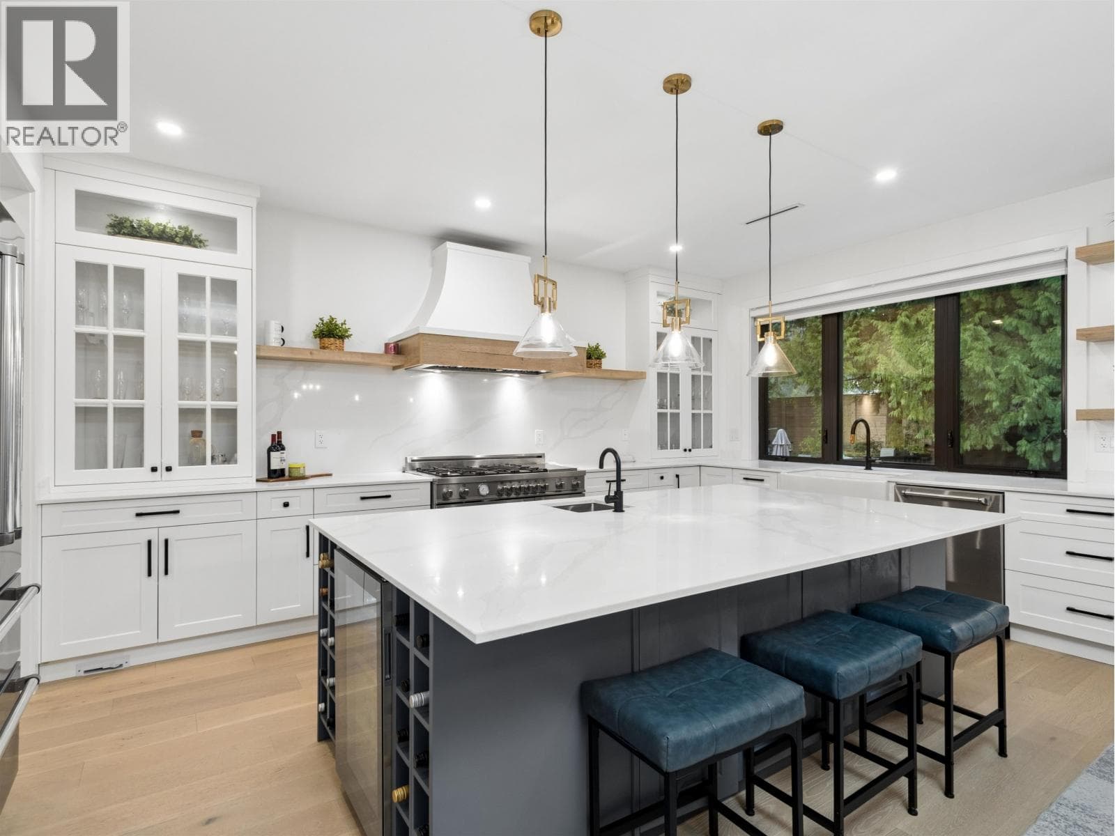 1260 PLATEAU DRIVE — photo 2