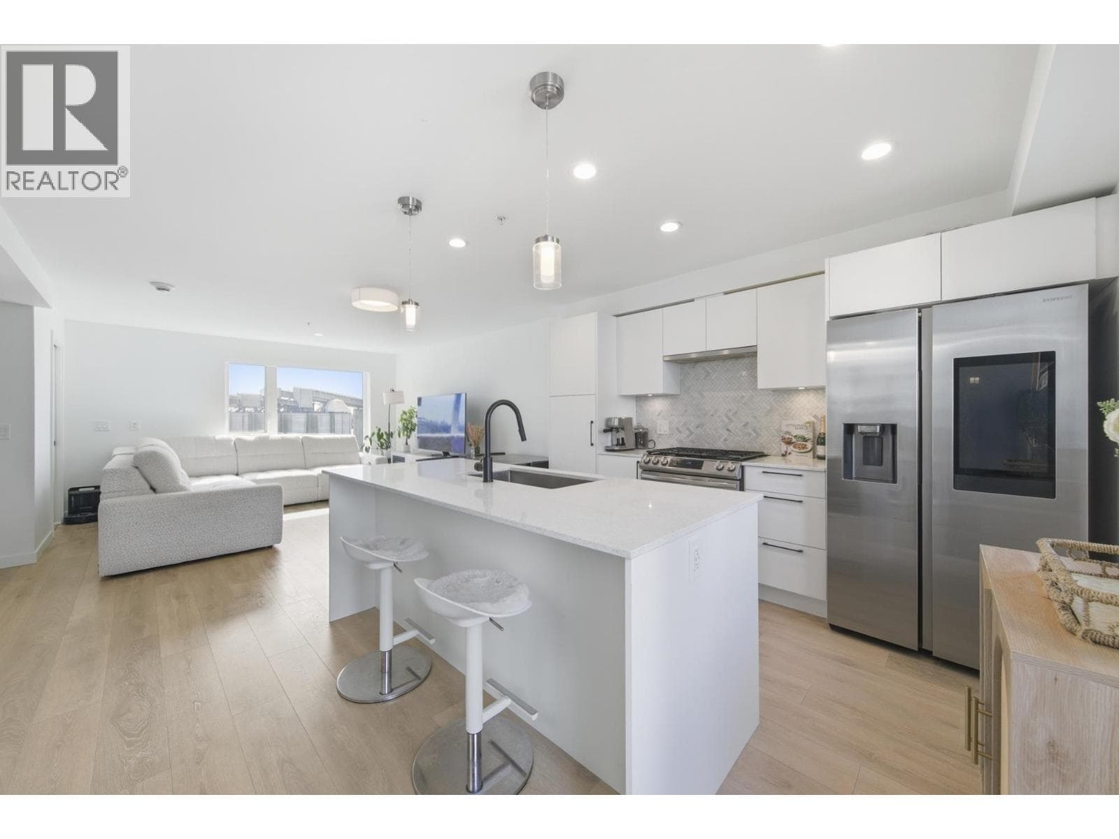 356 555 E 2ND STREET — photo 2