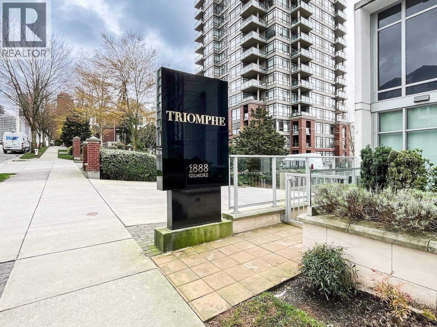 1408 1888 GILMORE AVENUE — photo 2