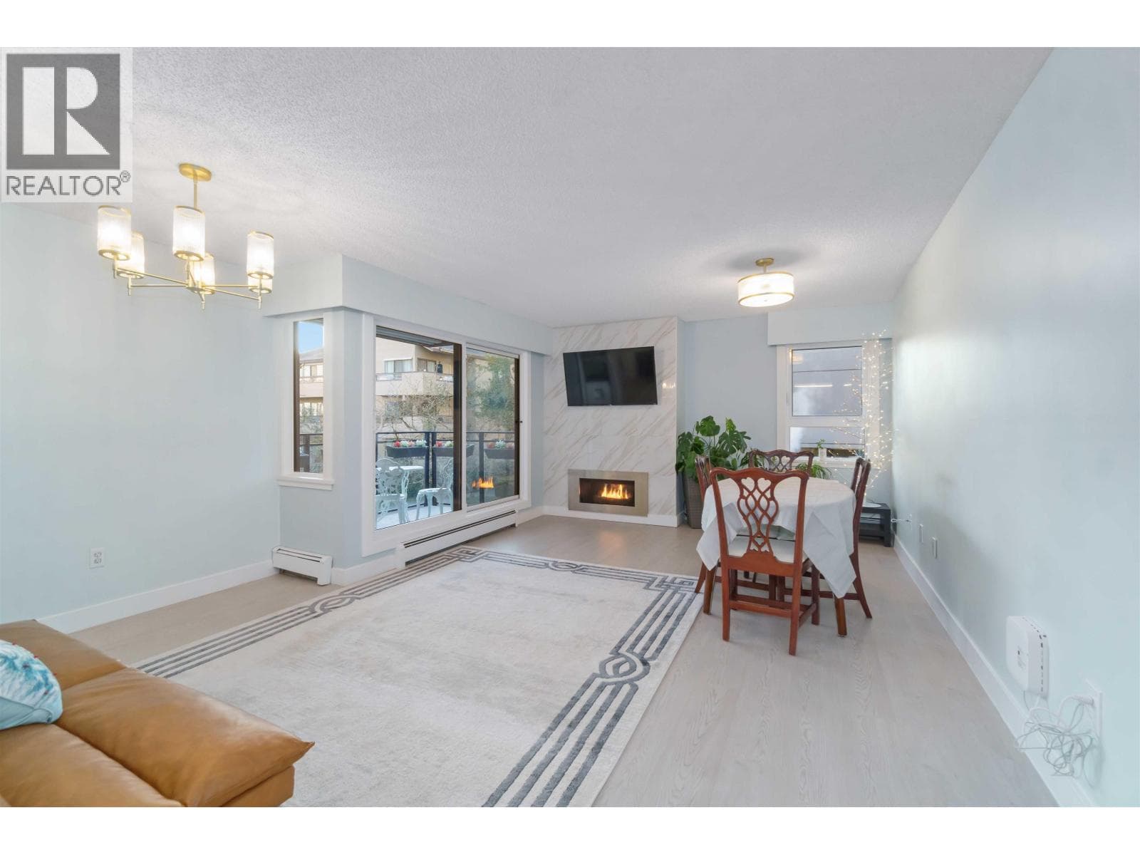 206 1340 DUCHESS AVENUE — photo 3