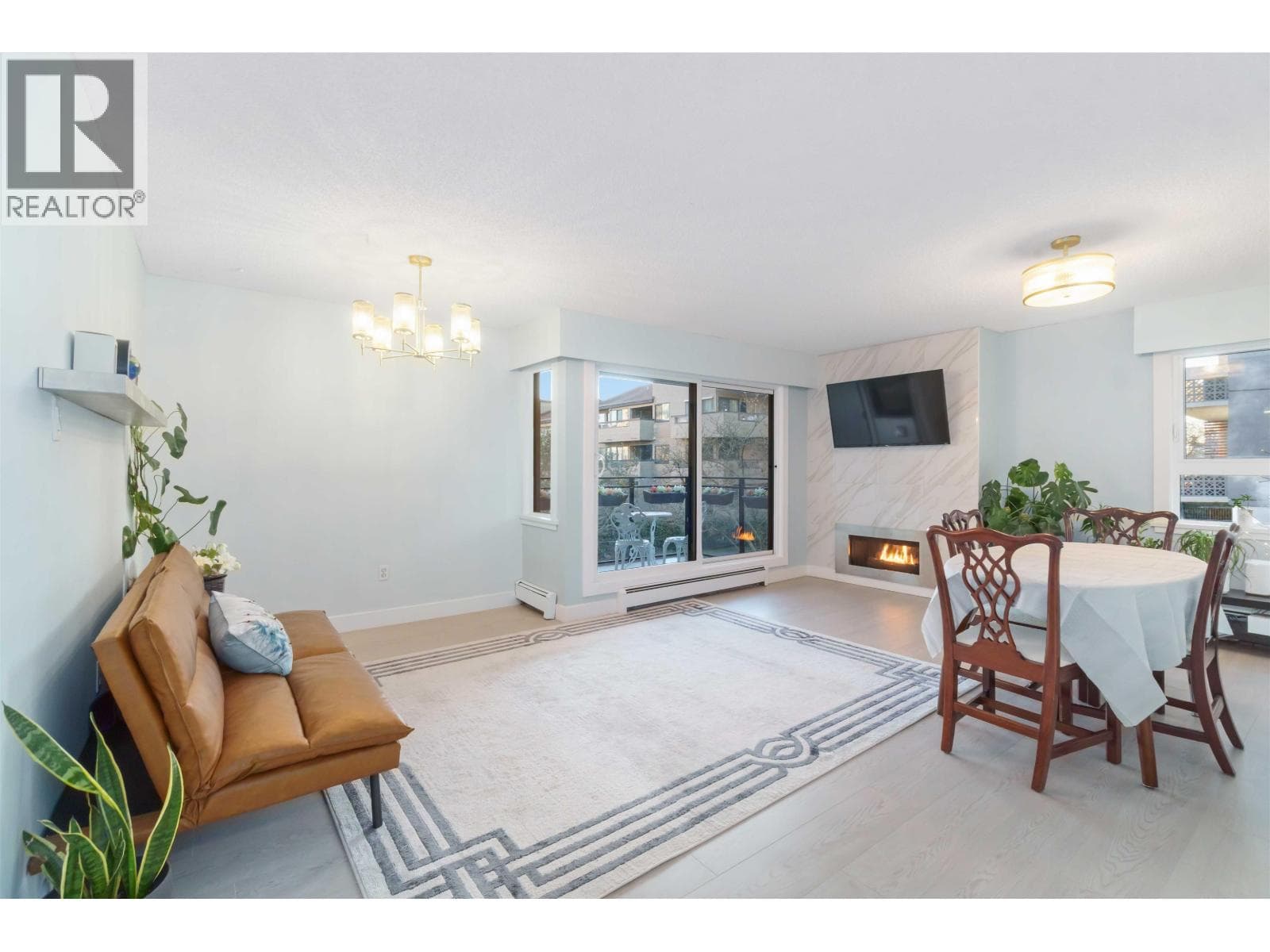 206 1340 DUCHESS AVENUE — photo 2