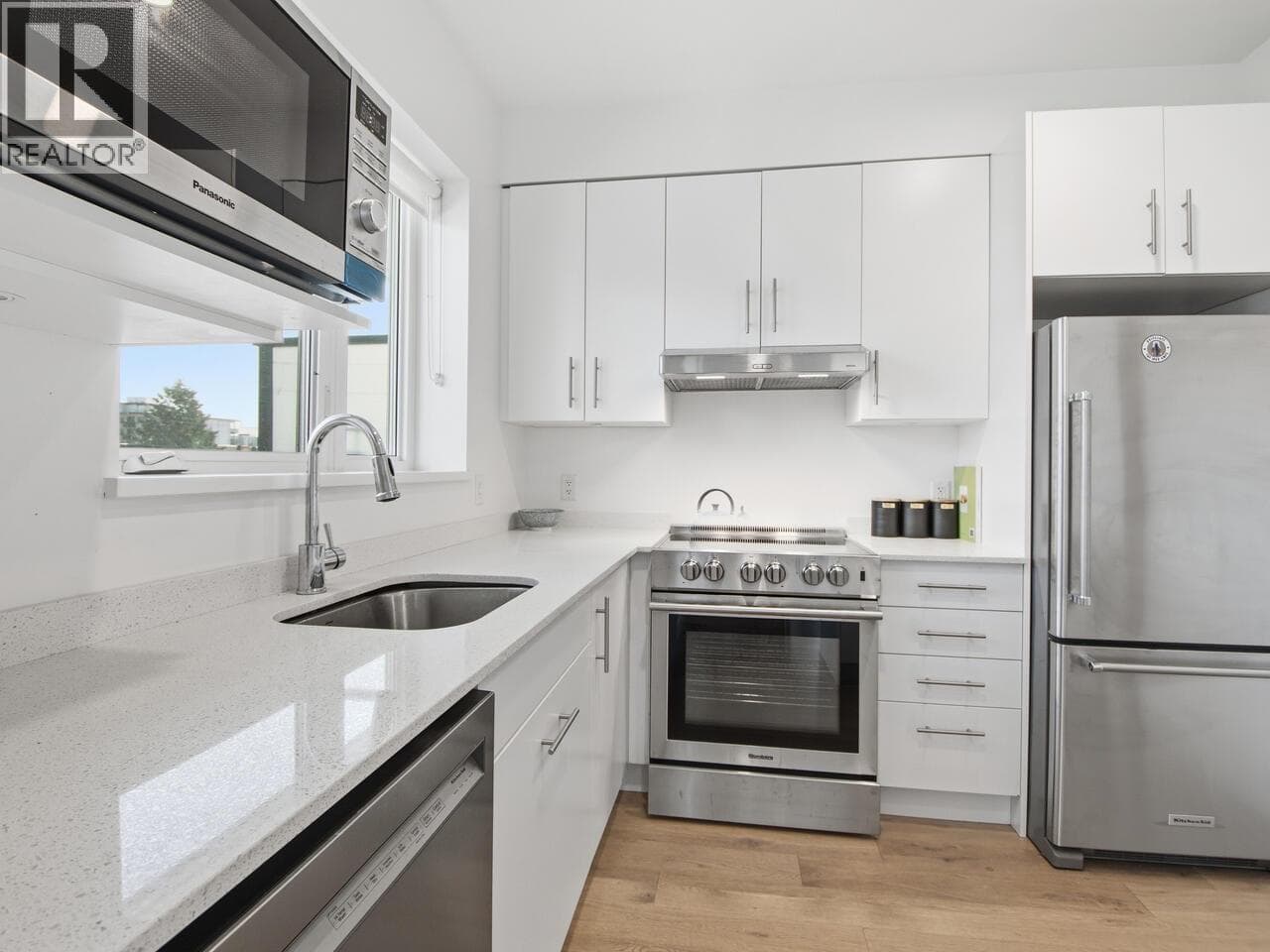 405 2137 CHESTERFIELD AVENUE