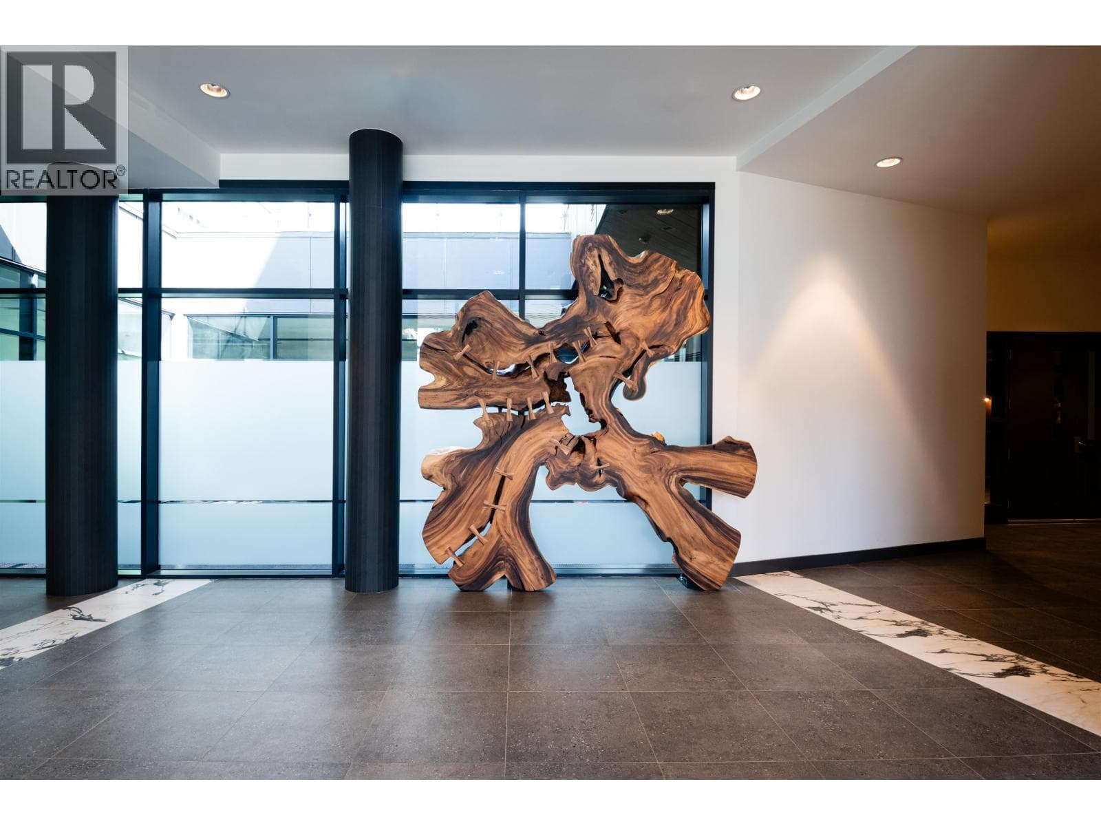 519 422 E 3RD STREET — photo 2