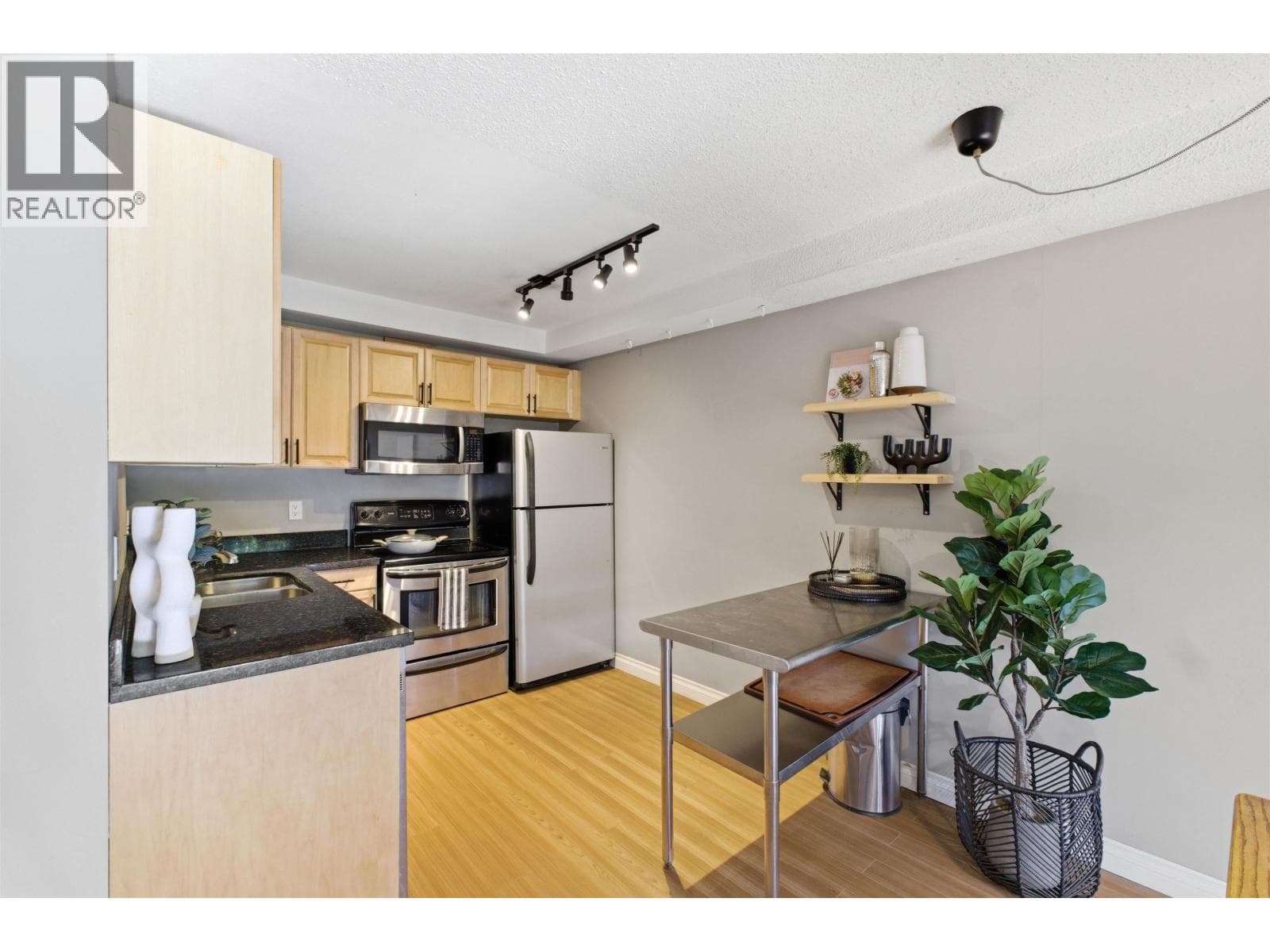 108 251 W 4TH STREET — photo 3