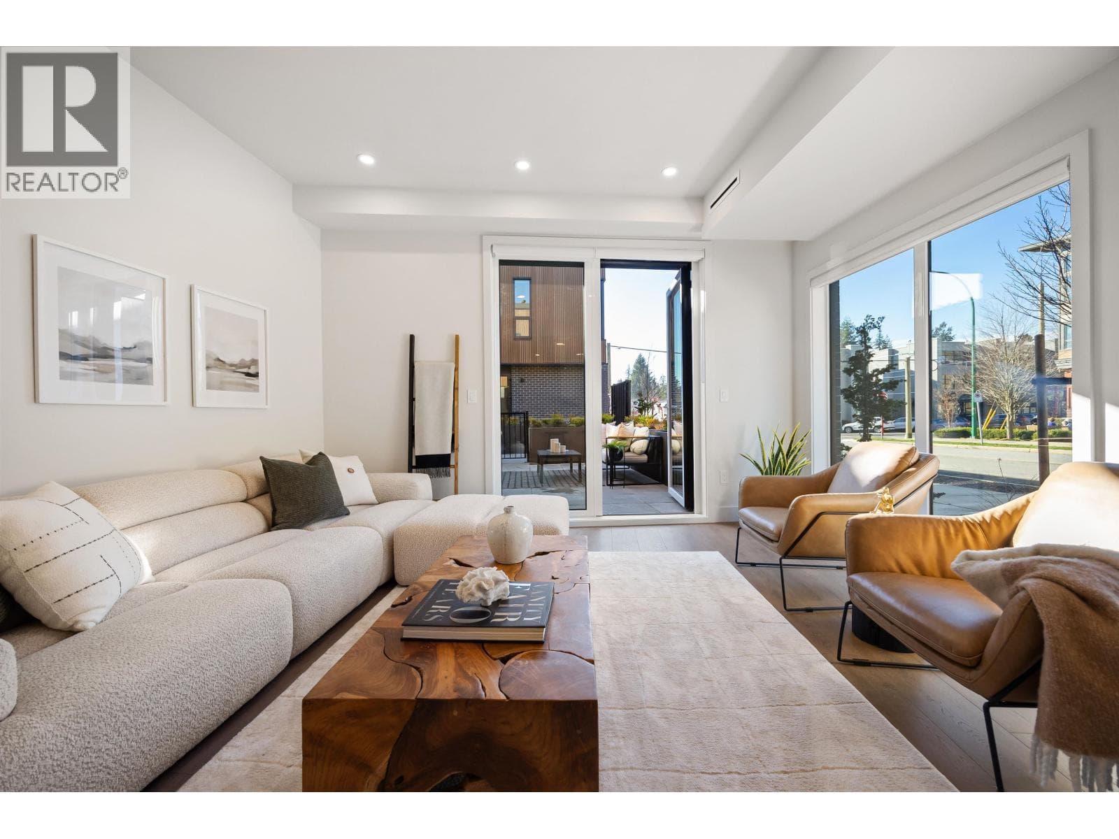 3218 HIGHLAND BOULEVARD — photo 2