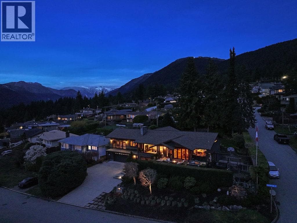 124 CARISBROOKE CRESCENT — photo 2