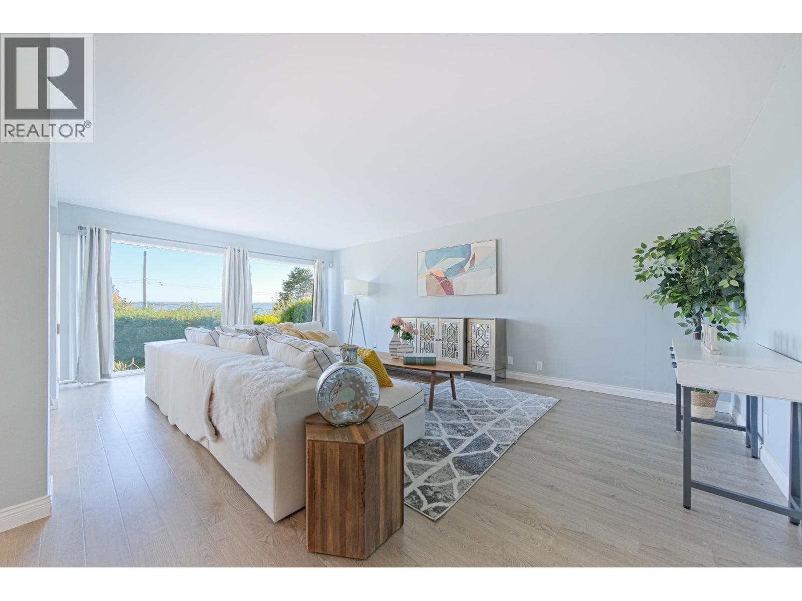 2365 QUEENS AVENUE — photo 3