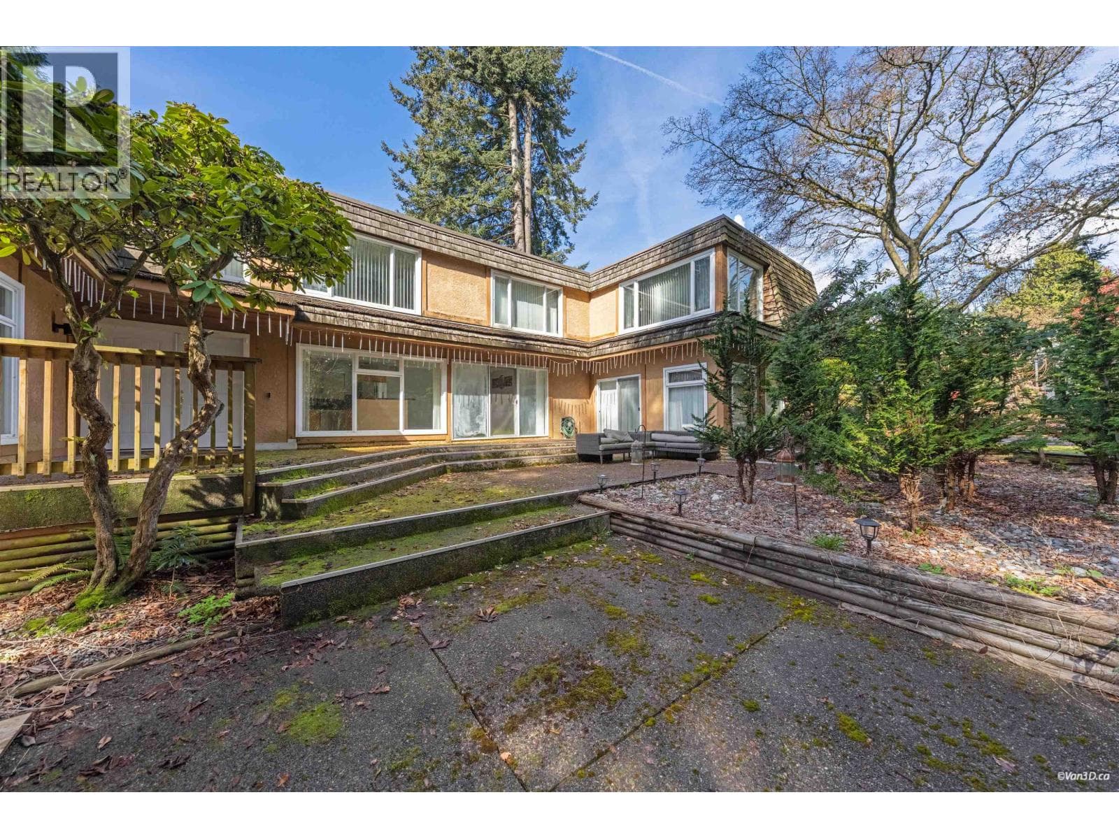 1366 KINGS AVENUE — photo 2