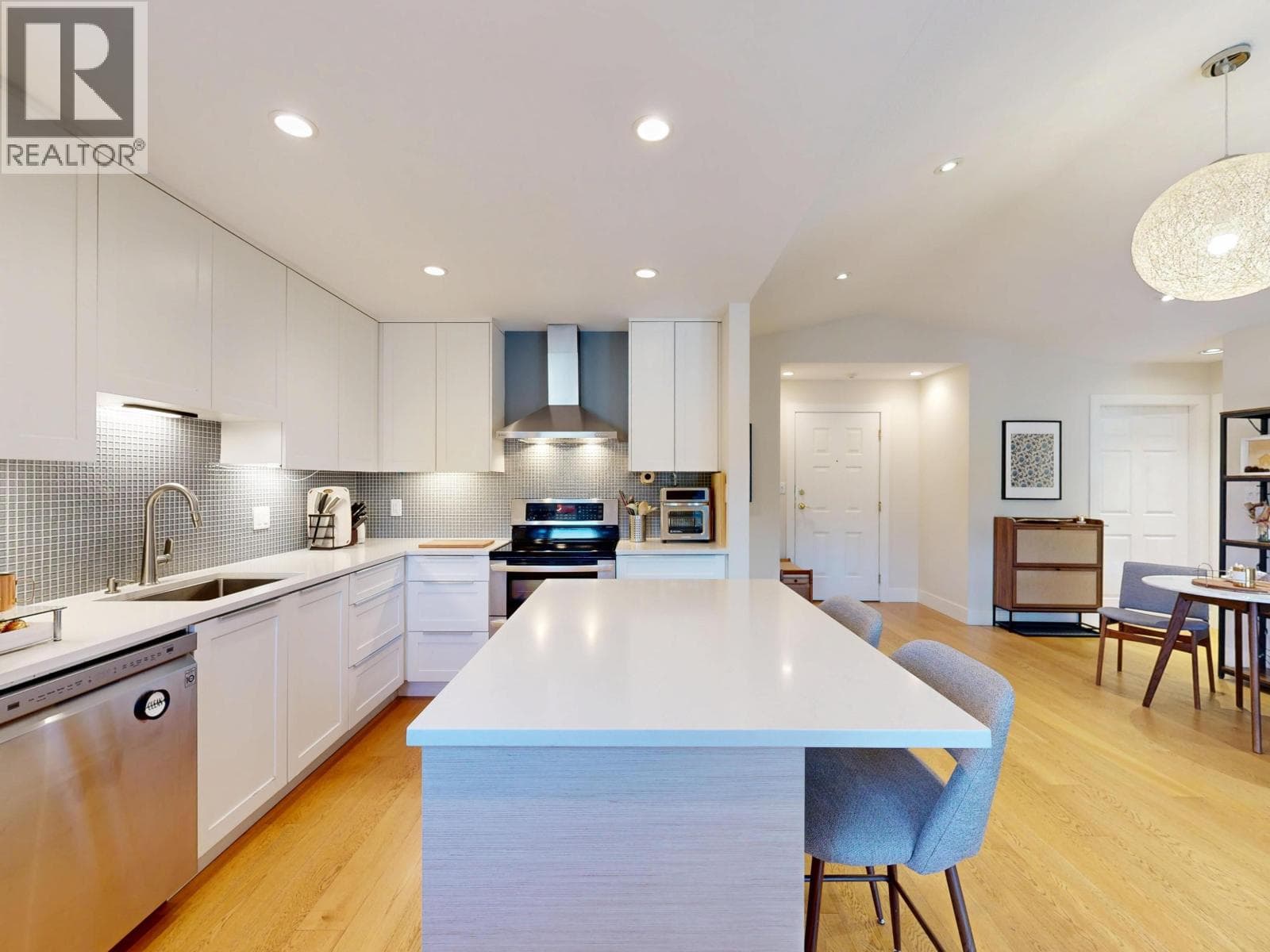 304 1528 BOWSER AVENUE — photo 2