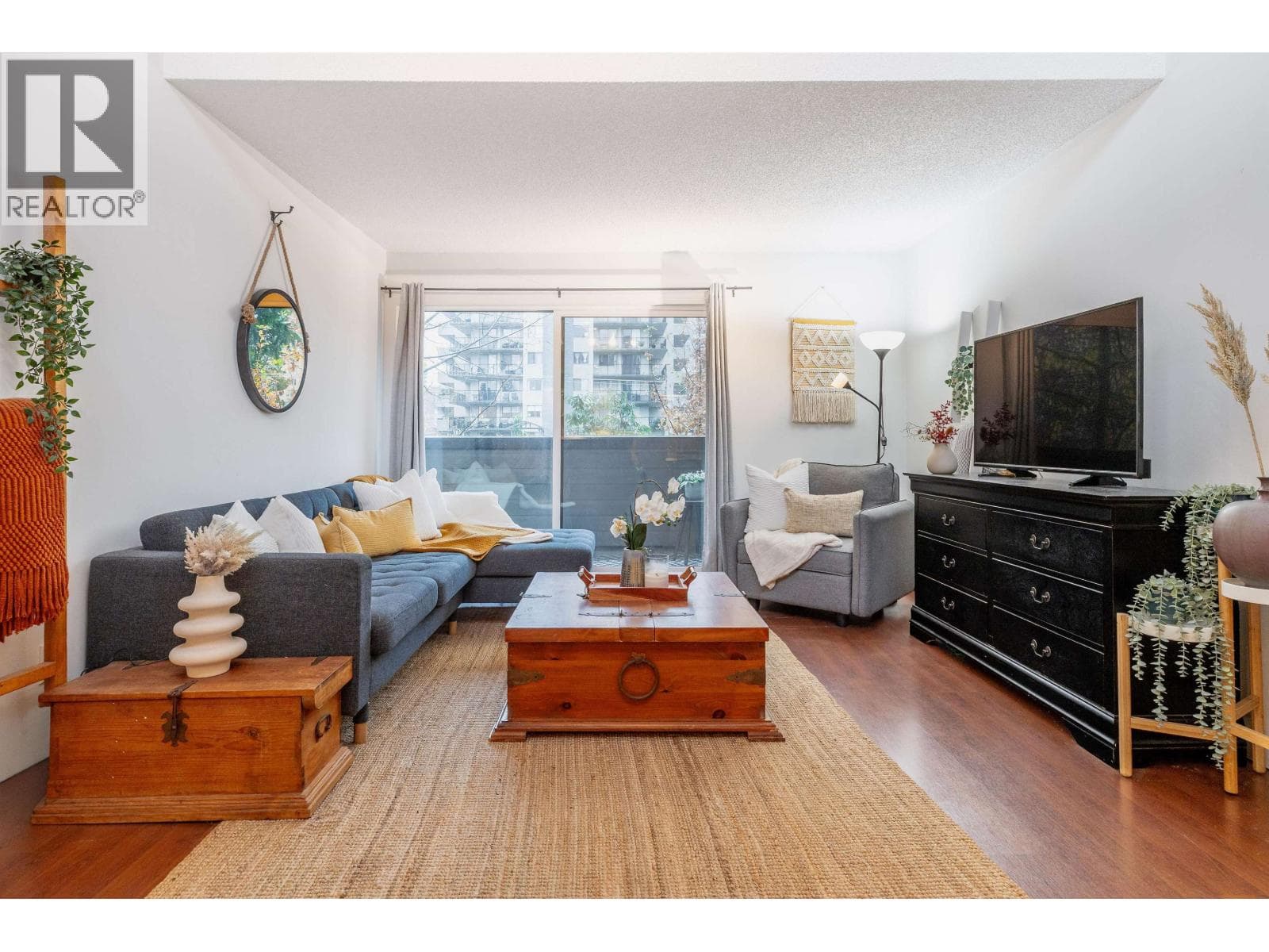 319 206 E 15TH STREET — photo 2