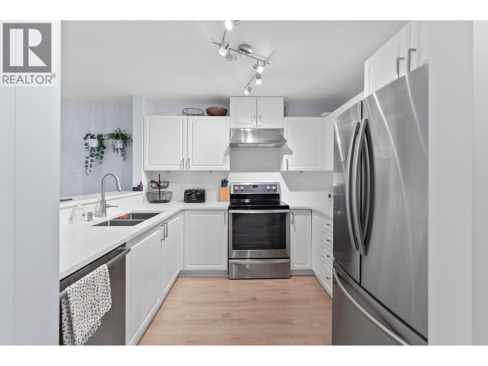 304 137 W 17TH STREET — photo 3