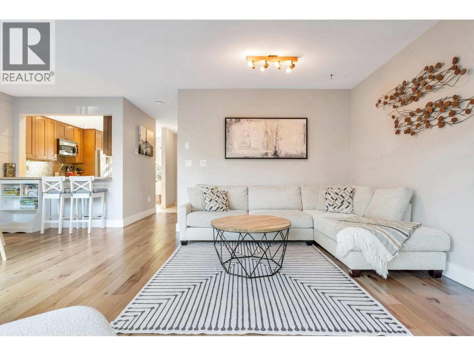 102 245 W 15TH STREET — photo 3