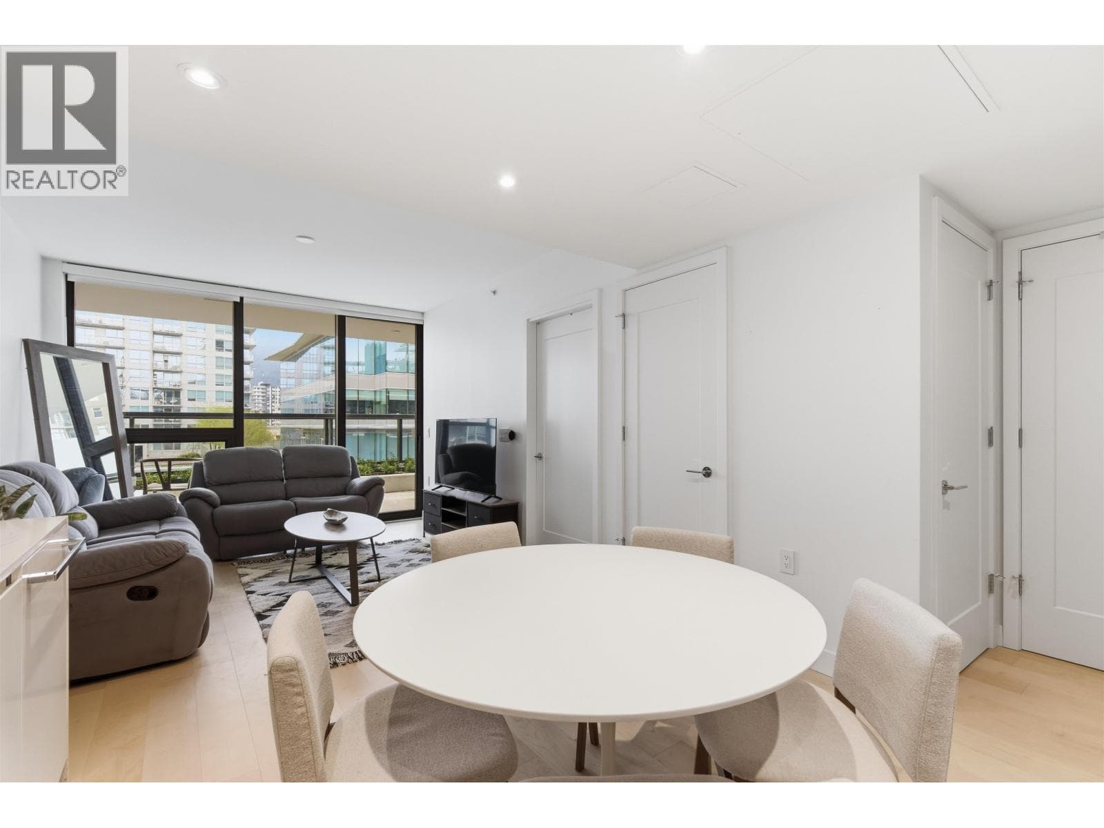 410 135 E 13TH STREET — photo 2