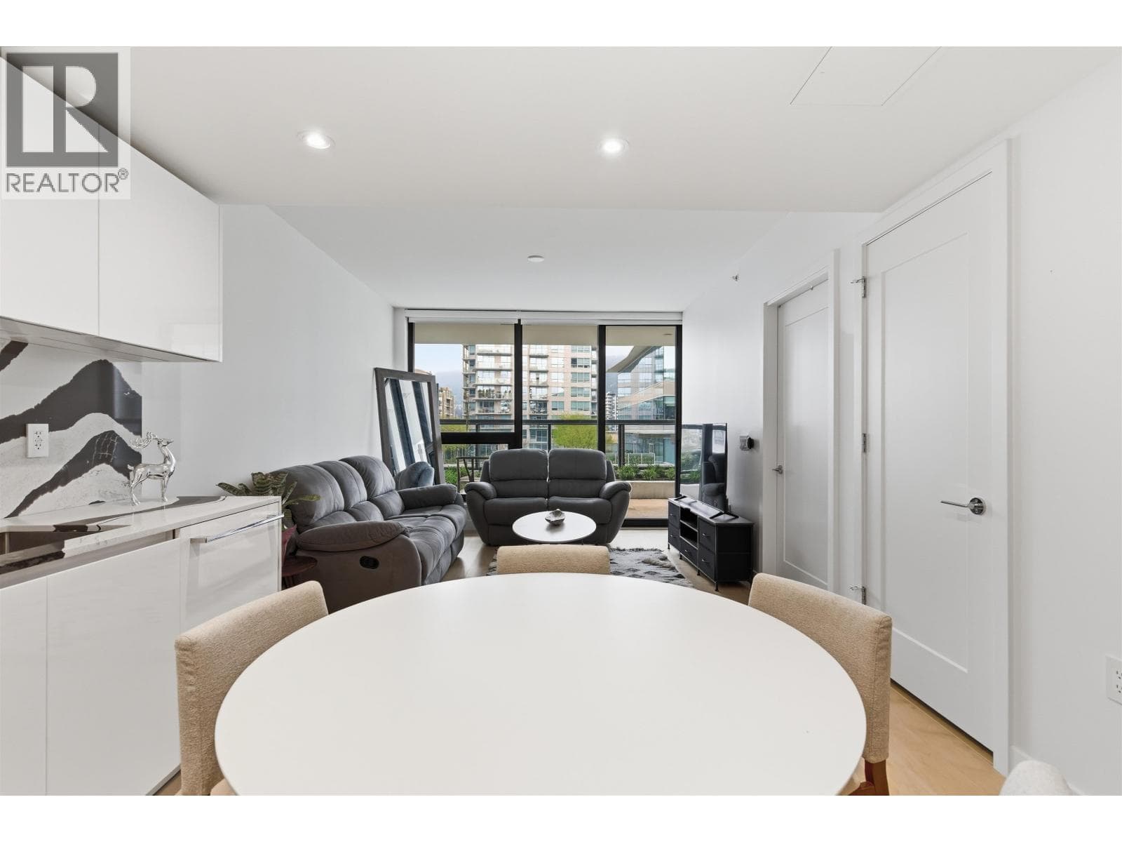 410 135 E 13TH STREET — photo 3