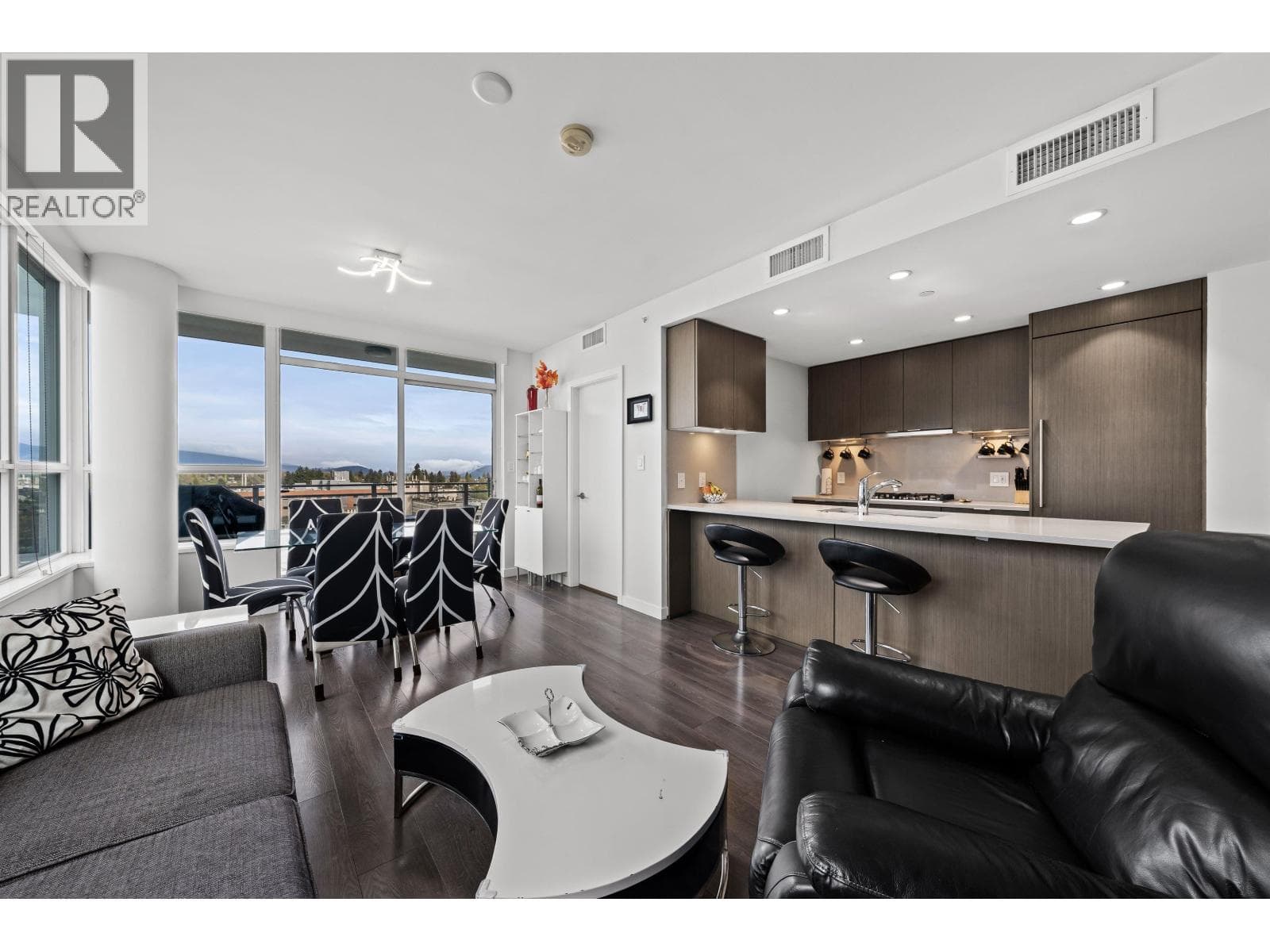 1509 125 E 14TH STREET — photo 2