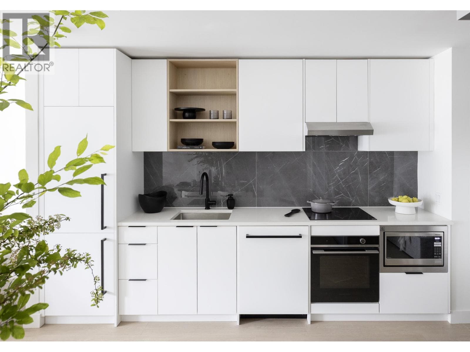 366 422 E 3RD STREET — photo 2