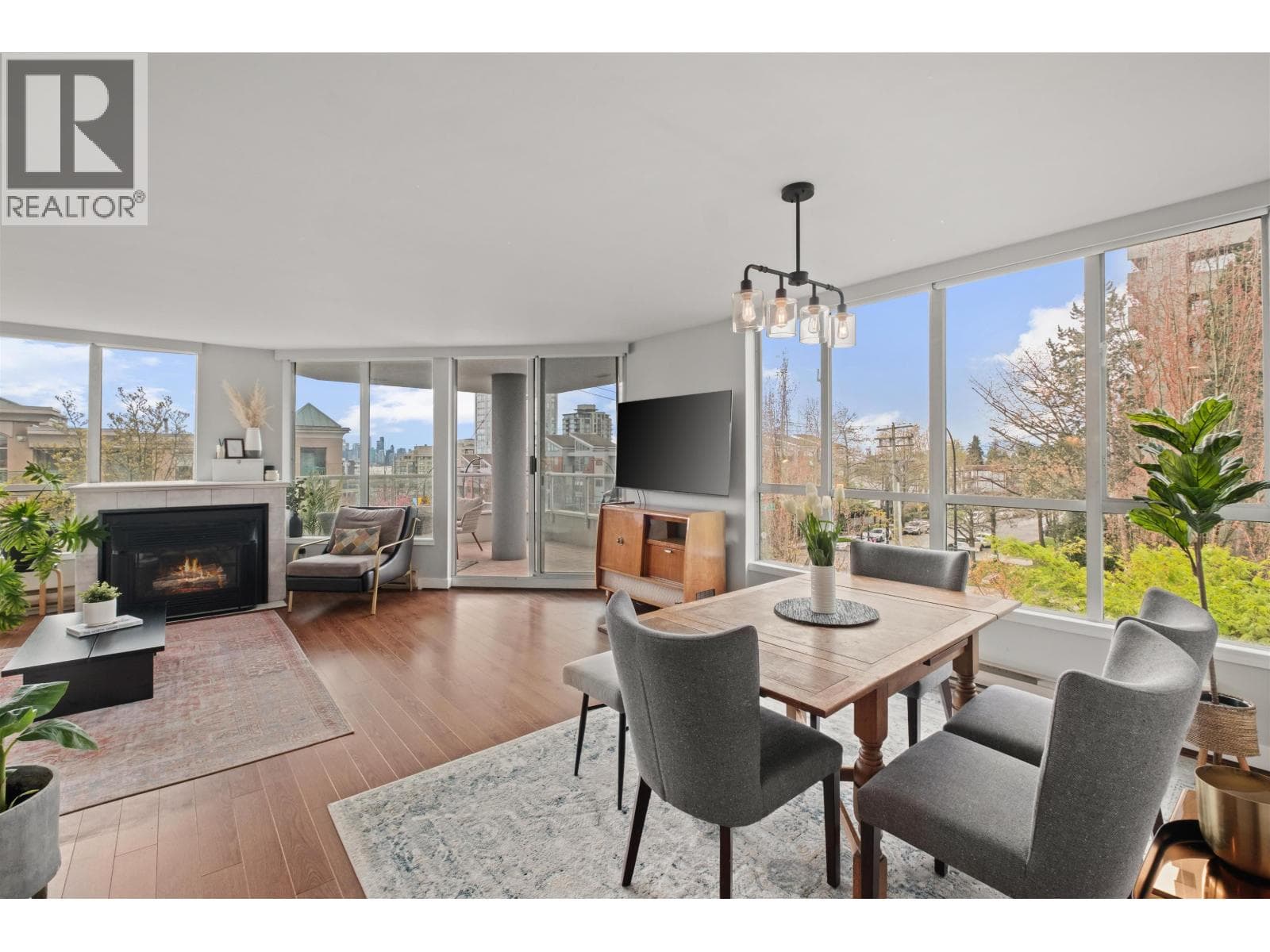 303 408 LONSDALE AVENUE — photo 2