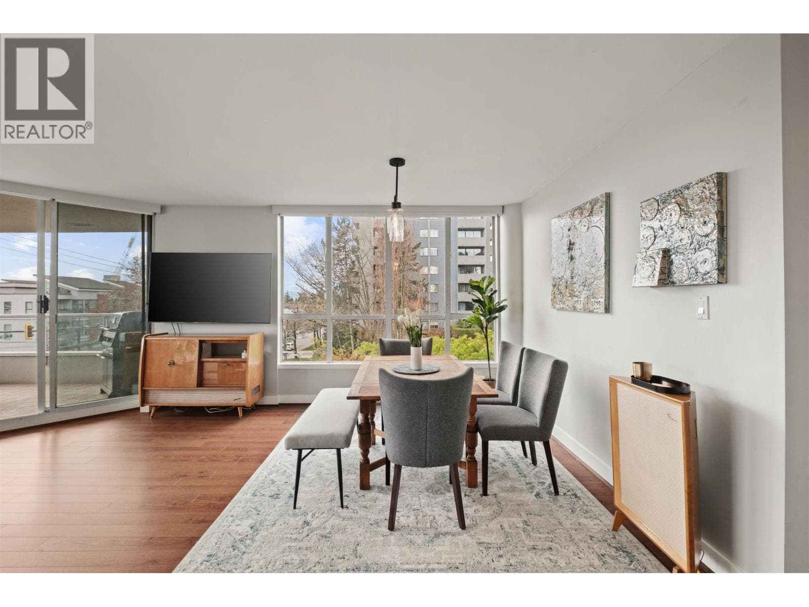 303 408 LONSDALE AVENUE — photo 3