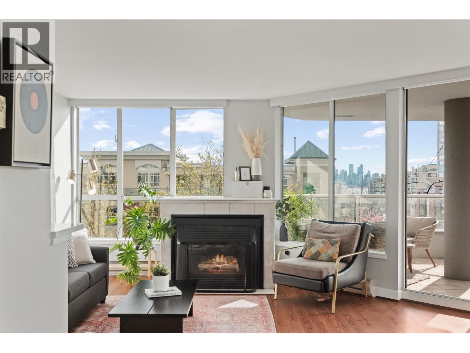 303 408 LONSDALE AVENUE