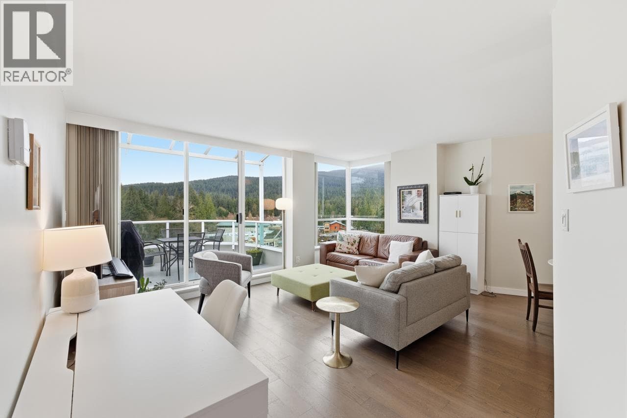 1004 995 ROCHE POINT DRIVE — main photo