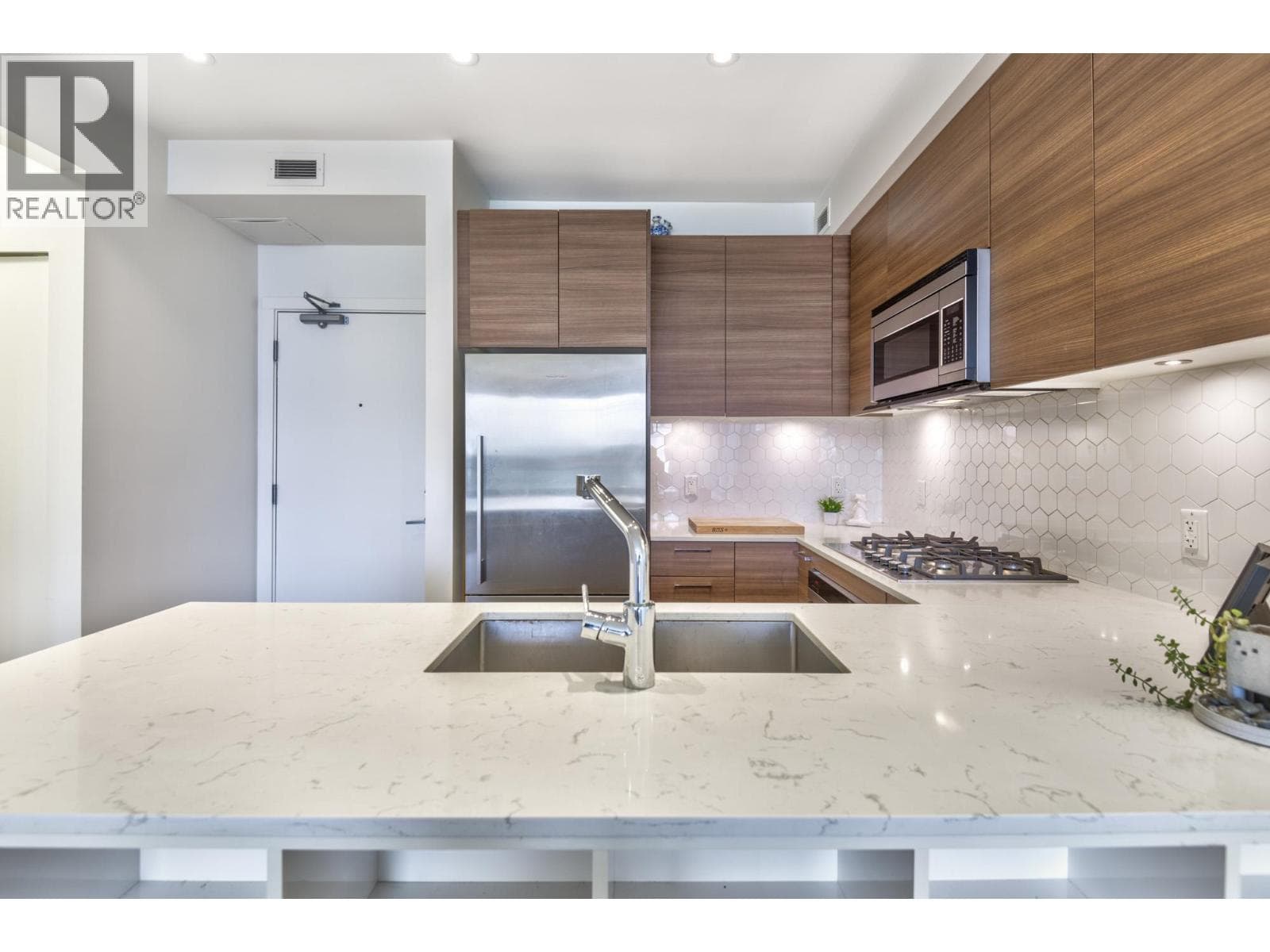 402 1061 MARINE DRIVE — photo 3