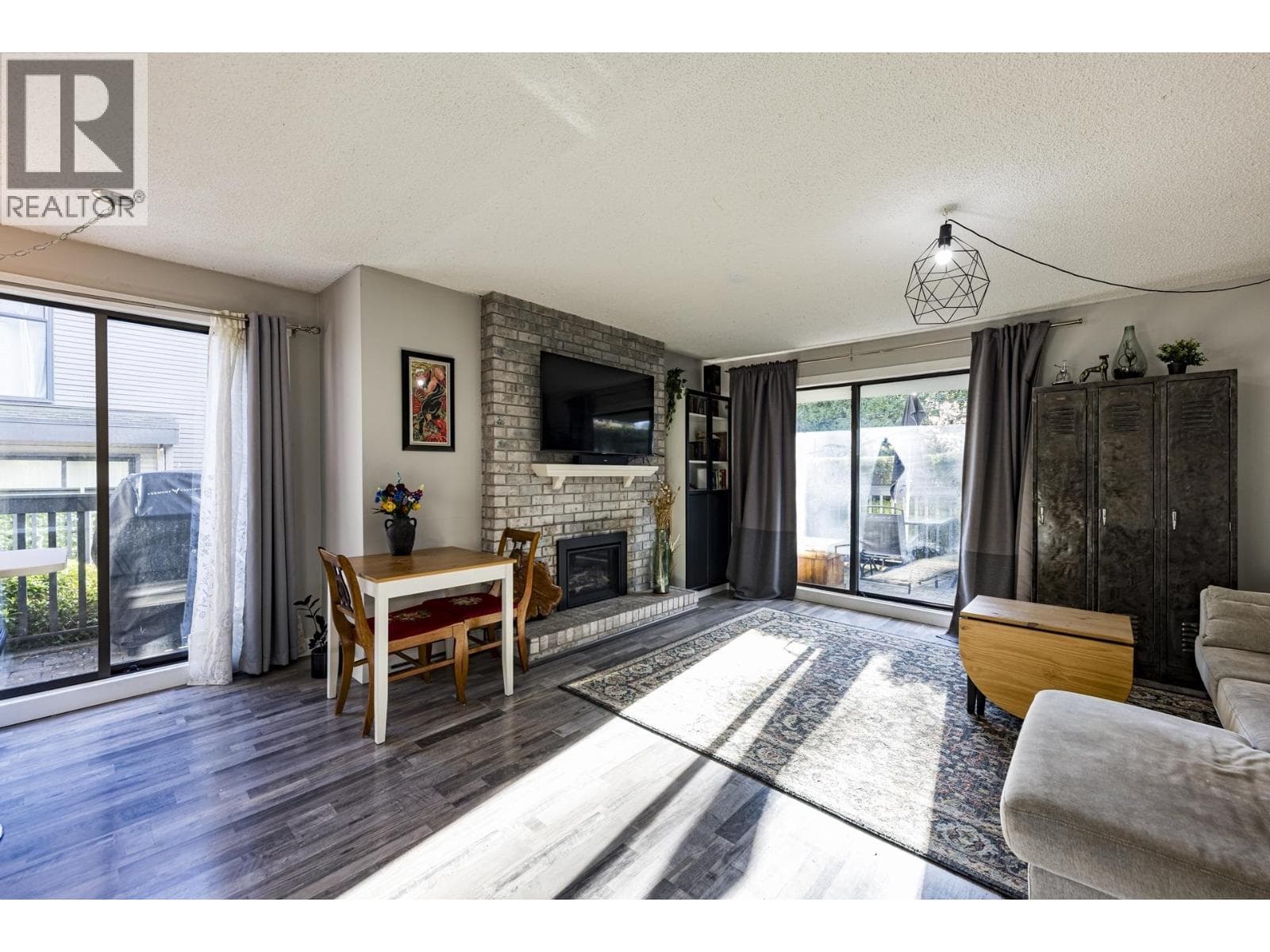 3132 LONSDALE AVENUE — photo 2