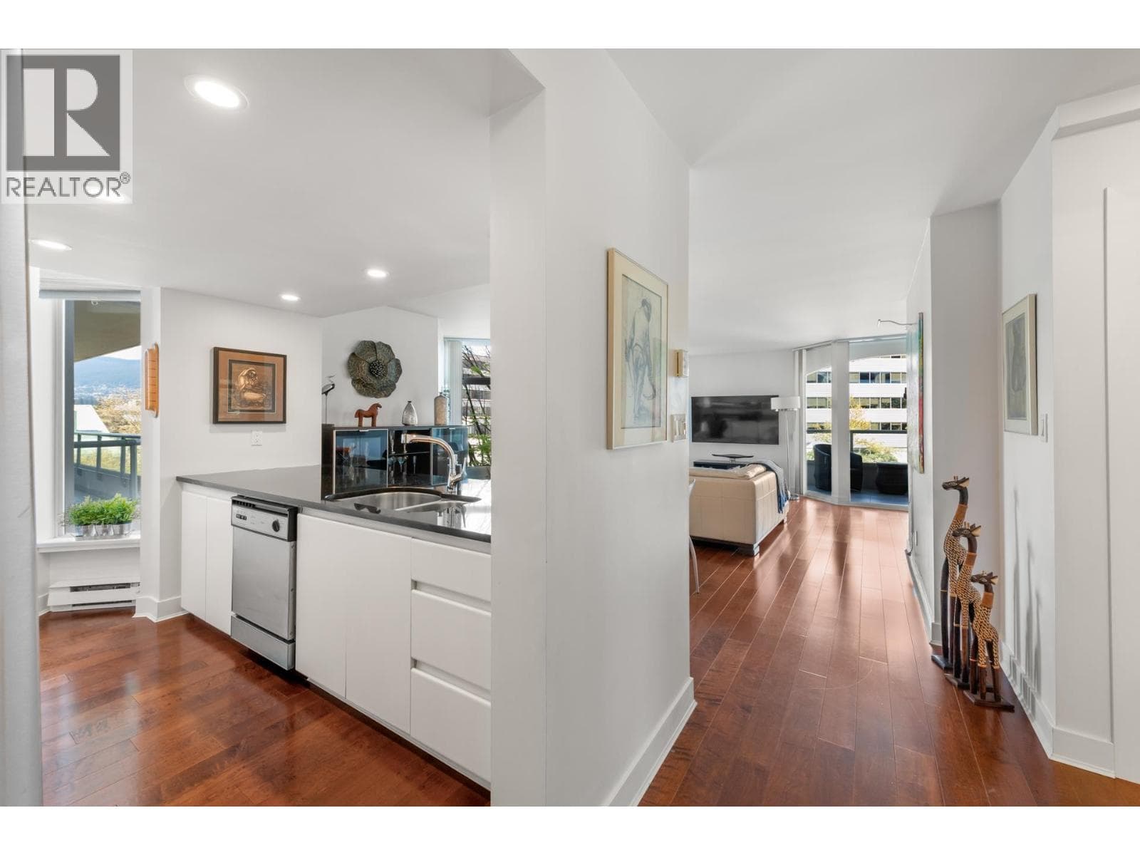 302 168 CHADWICK COURT