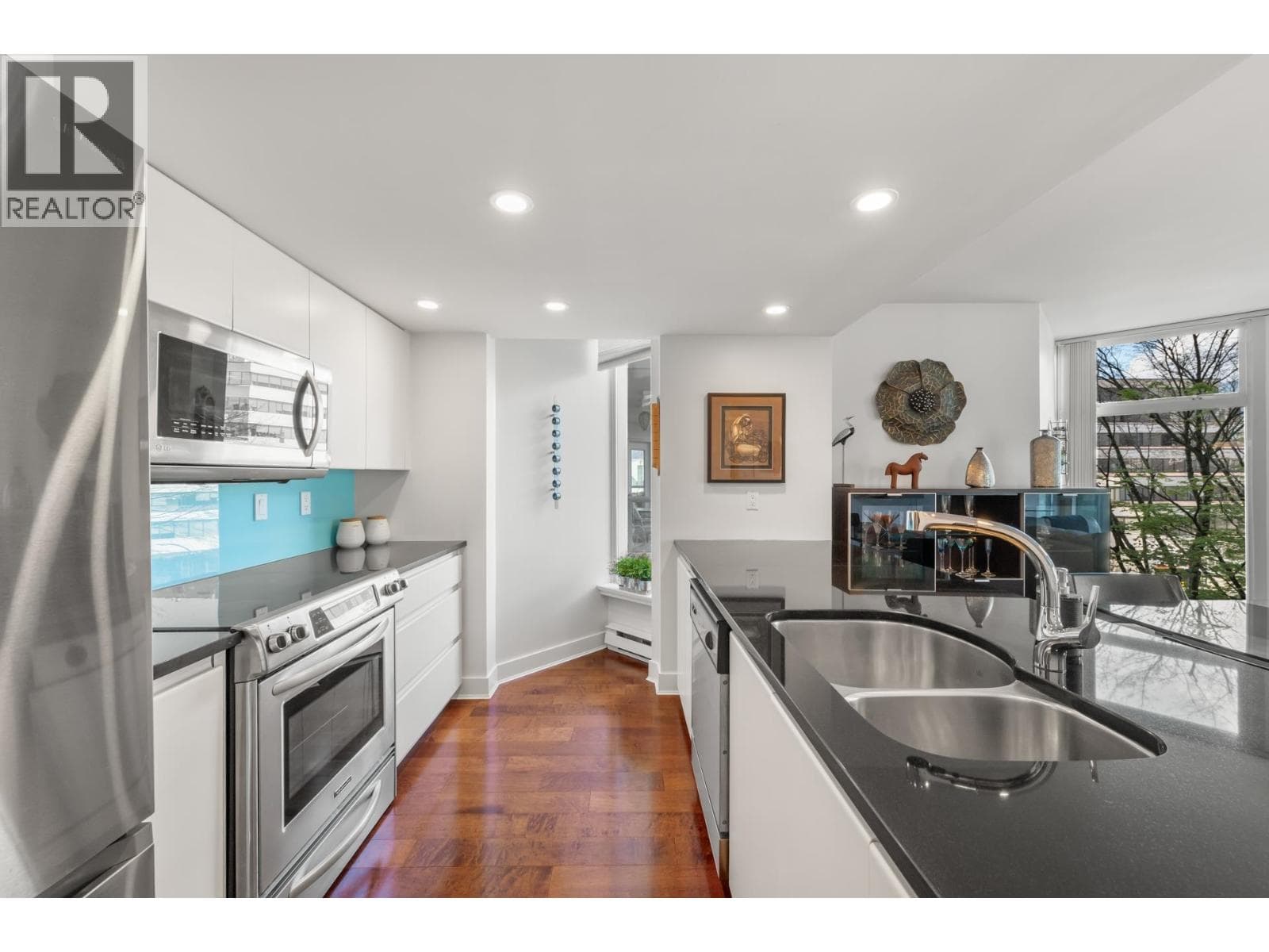 302 168 CHADWICK COURT — photo 2