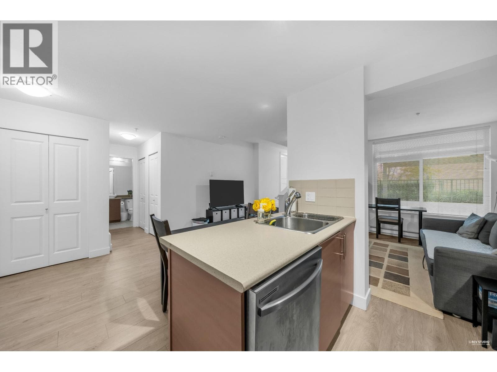 103 5692 KINGS ROAD — photo 3