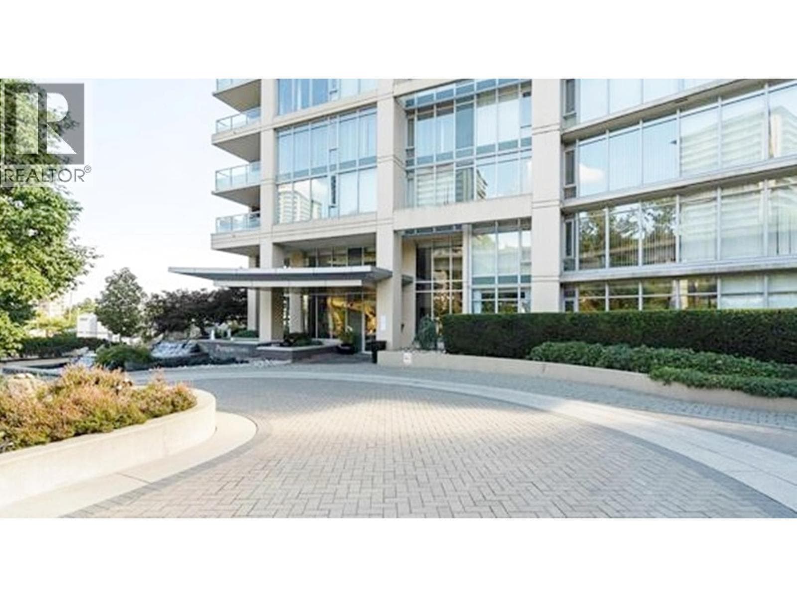 502 2133 DOUGLAS ROAD — photo 2