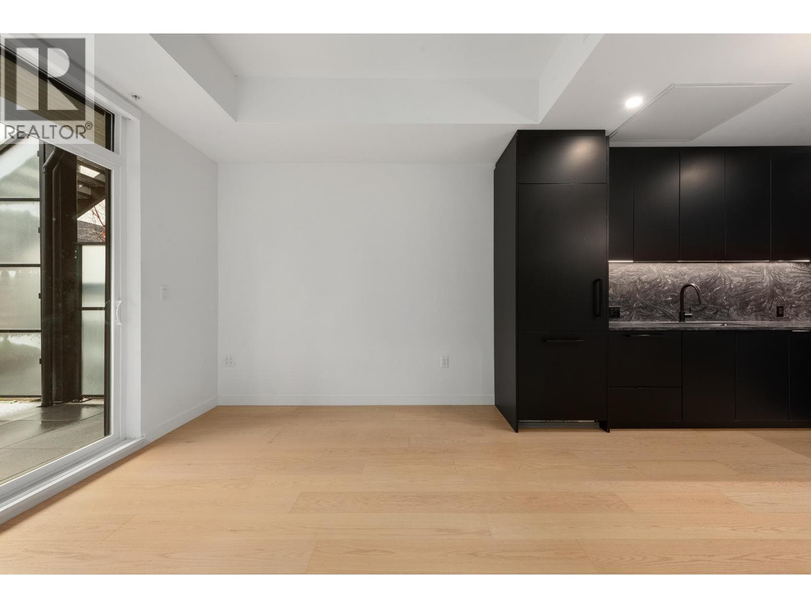 122 650 E 2ND STREET — photo 2