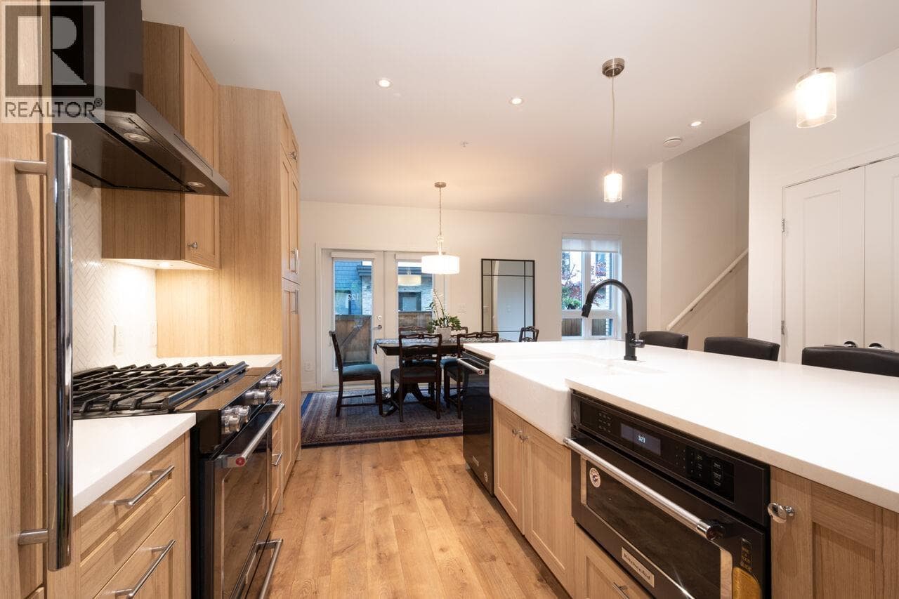 122 525 E 2ND STREET — photo 2