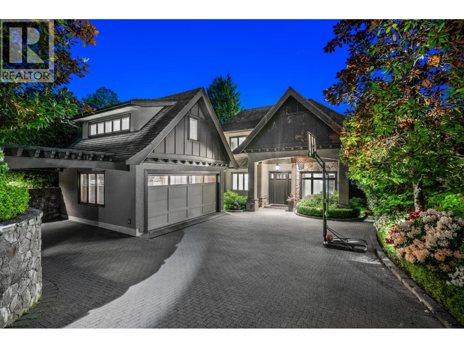 2312 KINGS AVENUE — photo 3