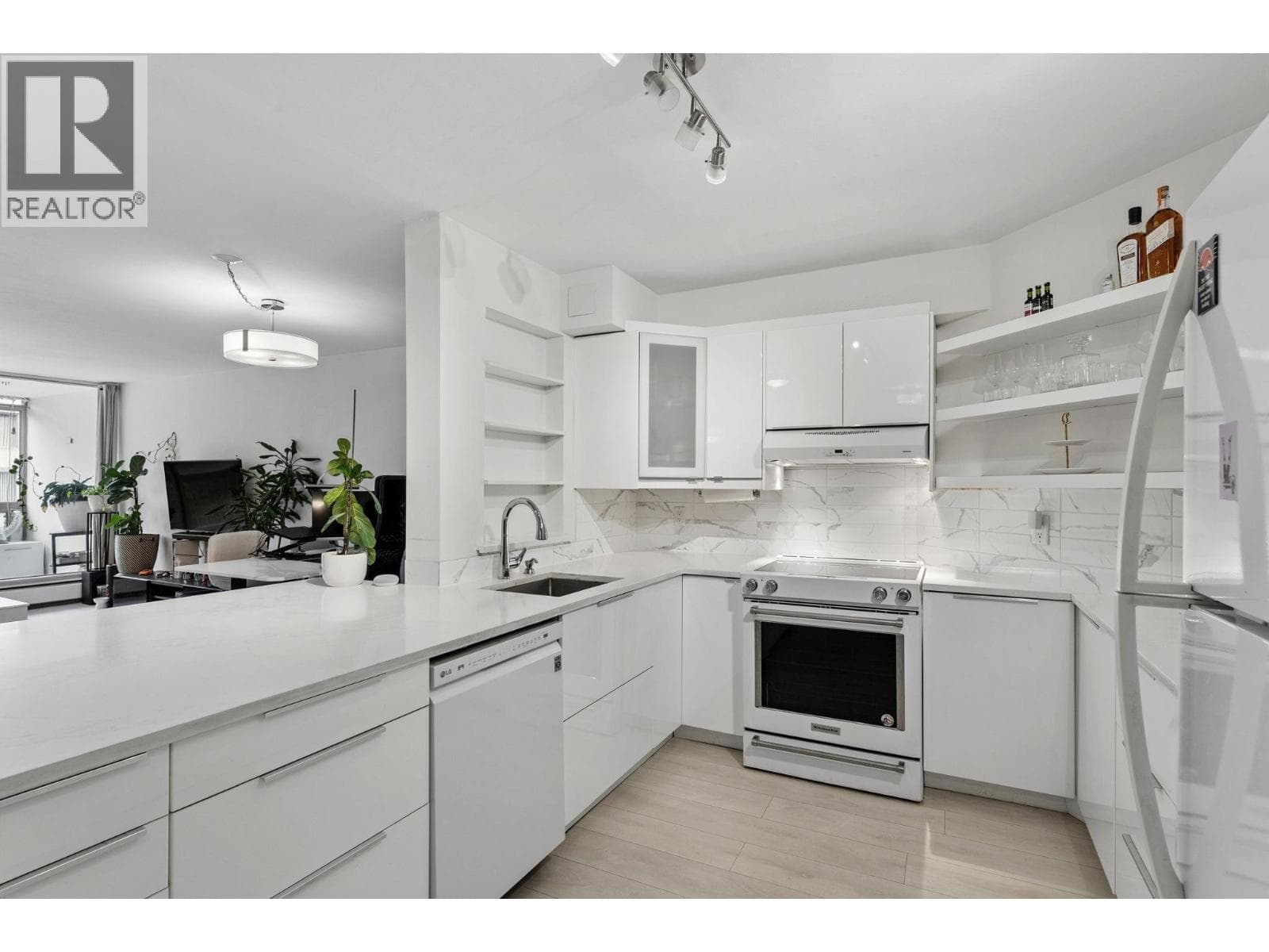 905 2024 FULLERTON AVENUE — photo 2