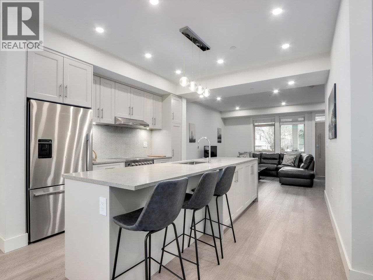 3 115 W QUEENS ROAD — photo 2