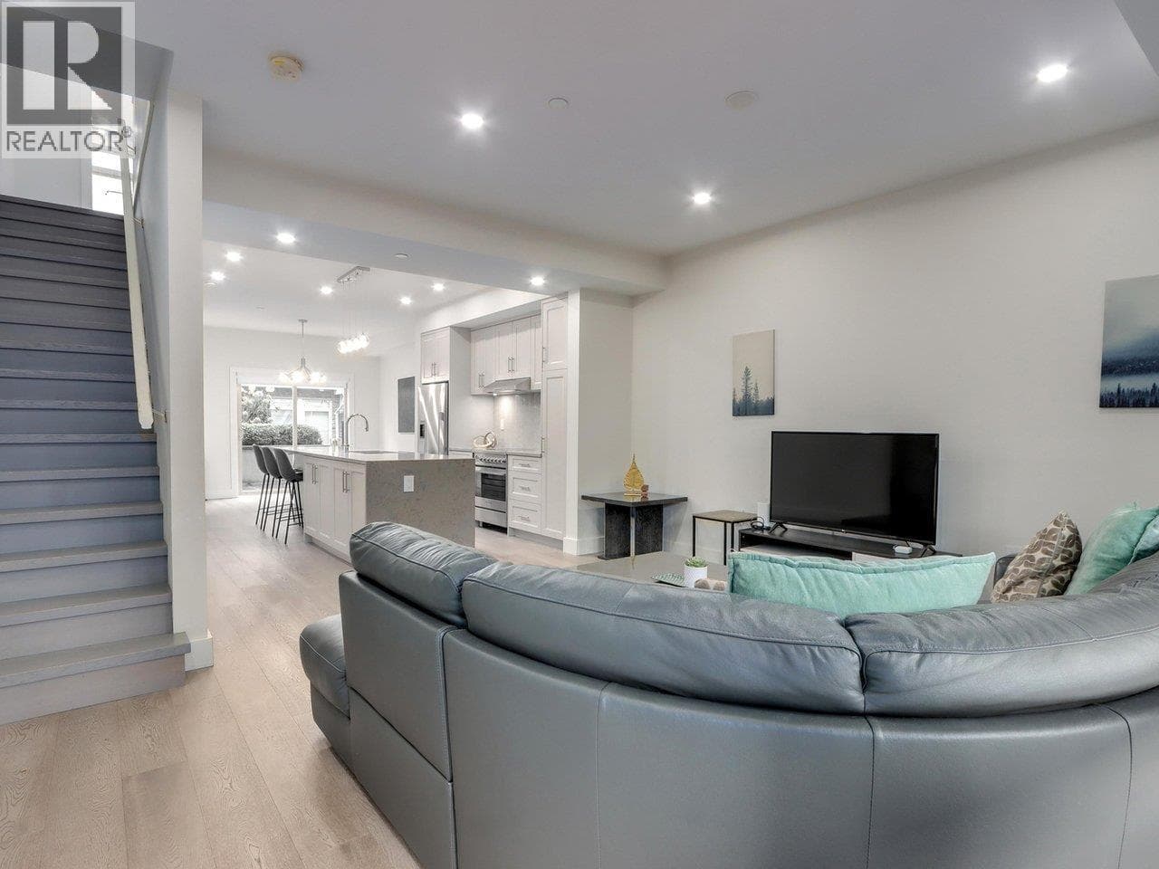 3 115 W QUEENS ROAD — photo 3