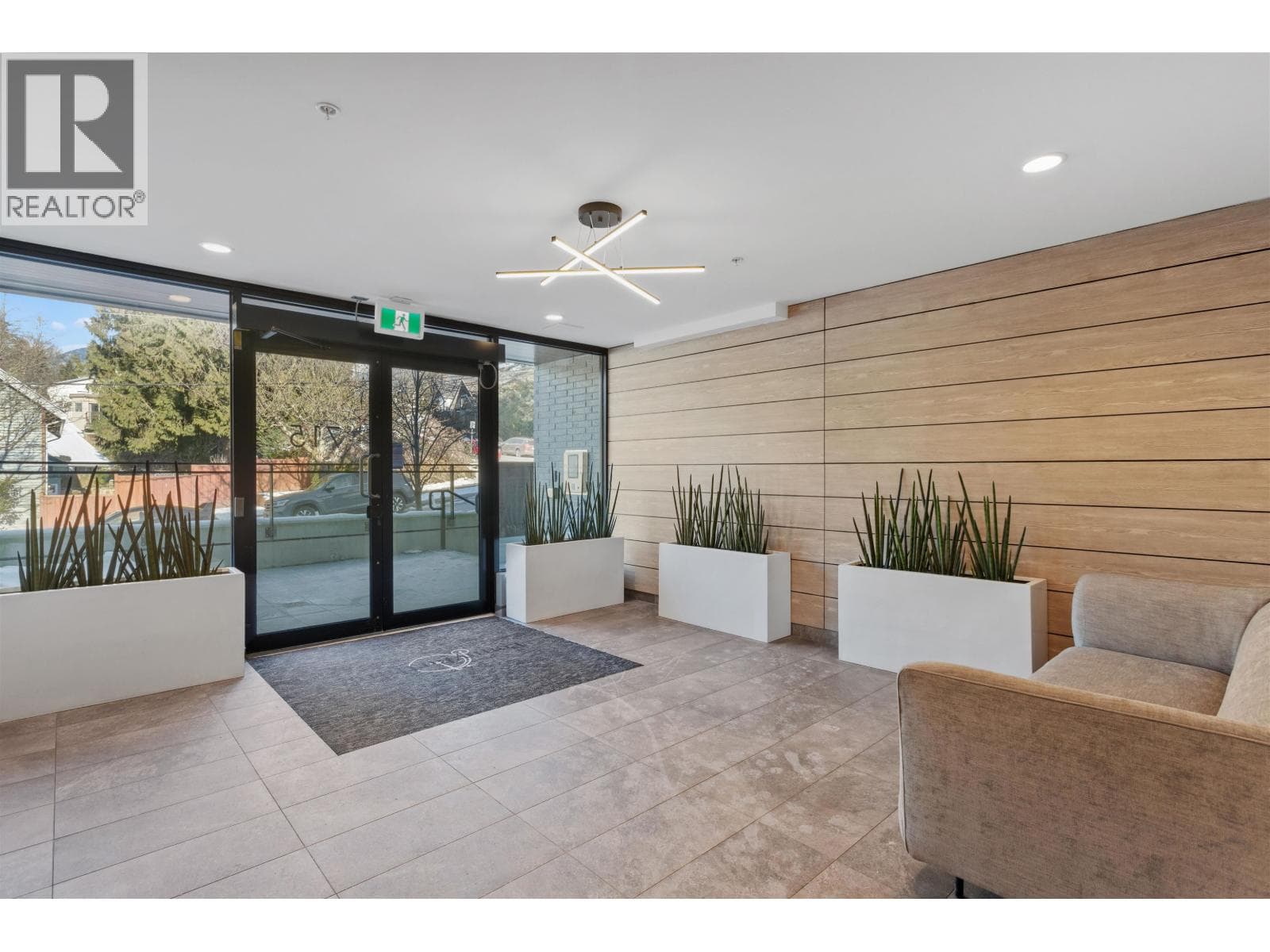 204 715 W 15TH STREET — photo 3