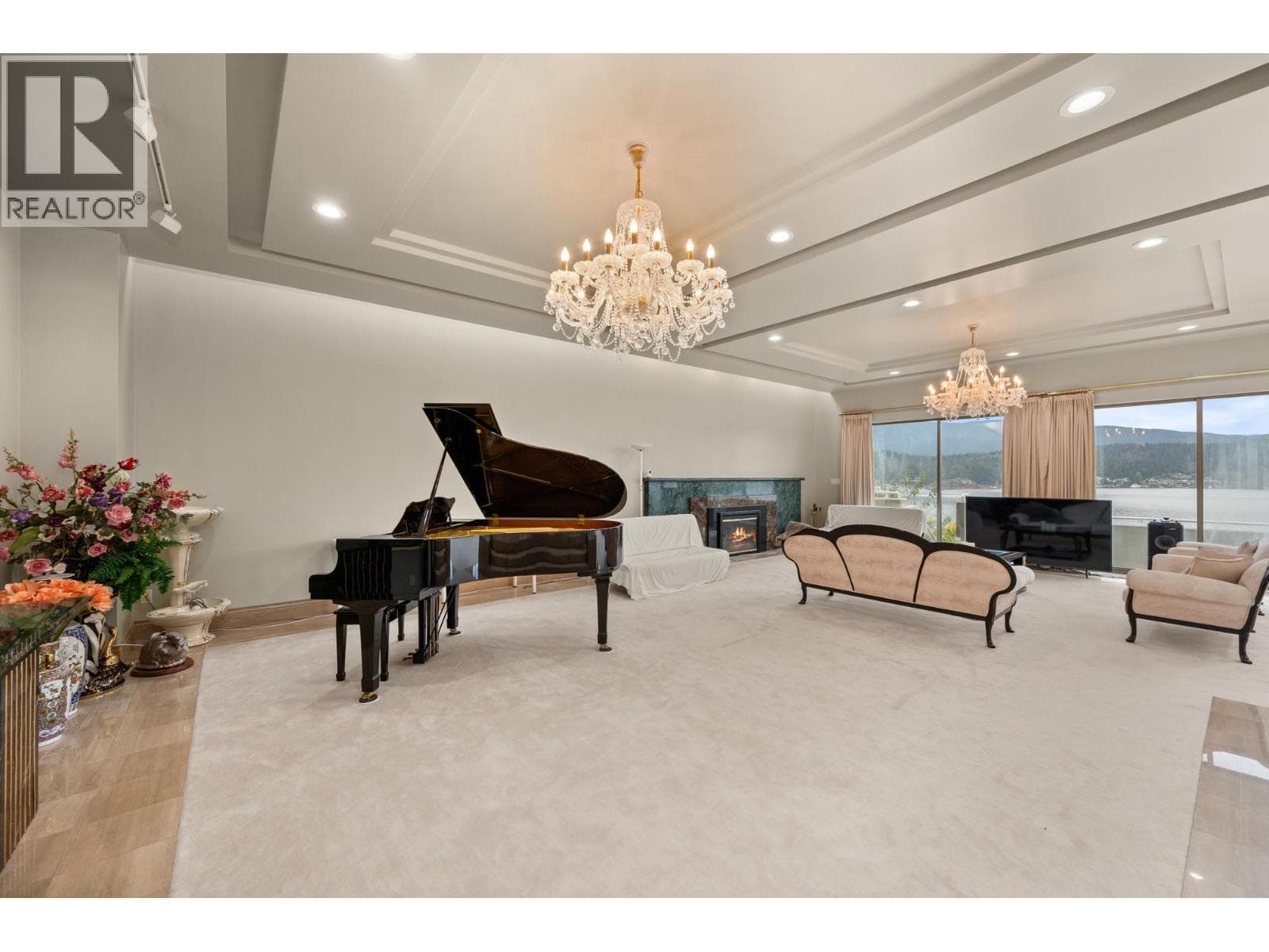 828 BEACHVIEW DRIVE — photo 2